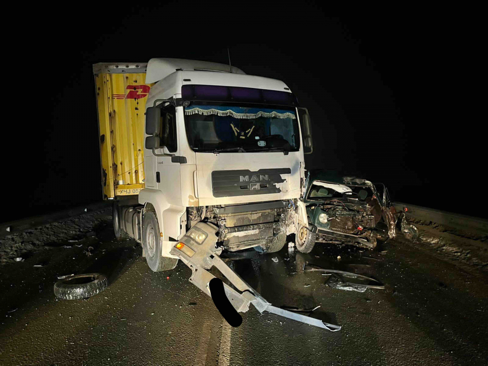 Молодой саратовец погиб при столкновении Нивы с грузовиком