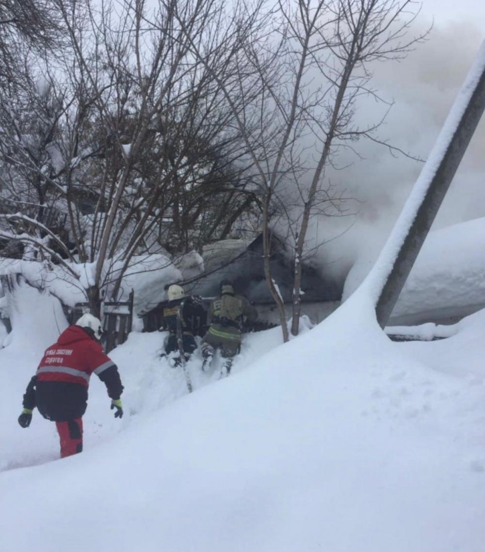 Пожарные с трудом пробрались к горящему дому в Саратове