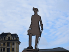 В Саратове на площади у речного вокзала «примерили» скульптуру Петра I