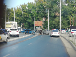 Утром в Заводском районе Саратова в ДТП пострадали два молодых парня