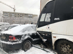 Автобус снес детскую площадку. Саратовские чиновники обсудили меры безопасности