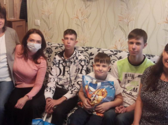 Юлия Литневская вручила подарки саратовской многодетной семье