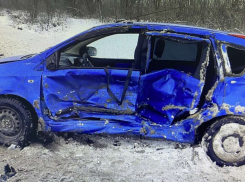 На саратовской трассе не смогли разъехаться две иномарки