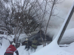 Пожарные с трудом пробрались к горящему дому в Саратове