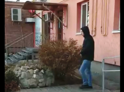 Сексуального маньяка в Энгельсе вспугнула женщина с граблями