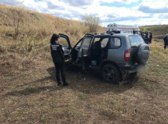 В поле под Саратовом нашли автомобиль с телами мужчины и женщины