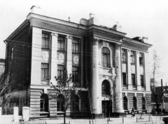 Тогда и сейчас: как школа-дворец в Саратове, построенная к 300-летию дома Романовых, превратилась в руины, ожидая ремонта 