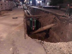 В Саратове автомобиль упал в оставленную коммунальщиками траншею