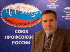 «Люди соглашаются на черную зарплату, не надеясь дожить до пенсии»: профсоюзный лидер – о незаконных схемах работодателей