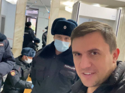 «Несколько сотрудников полиции применили ко мне физическую силу»: облдеп Николай Бондаренко задержан