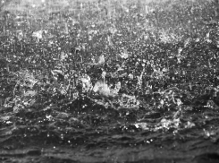 После пожара затопило кипятком: энгельсской семье с двумя детьми пришлось бежать из собственной квартиры