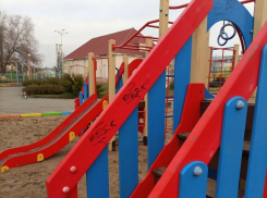 Изрисованные стелы и доска почета: саратовских школьников заставили отмывать свои художества