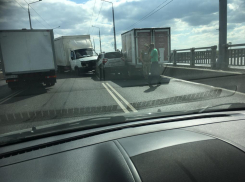 Движение на мосту Саратов-Энгельс полностью закрыто из-за ДТП