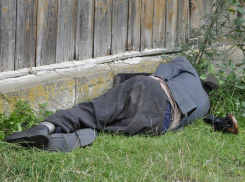 Житель Саратова проломил дверью машины голову полицейского