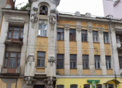 В здании по соседству с домом Яхимовича обрушилась часть стены