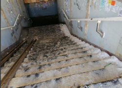 «Да это горка в травмпункт»: саратовцы жалуются на опасную лестницу в подземном переходе