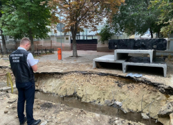В центре Саратова машинист экскаватора выкопал человеческие кости
