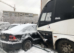 В Саратове автобус протаранил 7 автомобилей