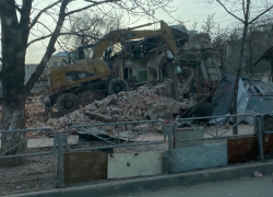 В центре Саратова рухнул расселенный дом 