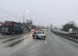 На выезде из Саратова произошли сразу три ДТП, погиб пешеход