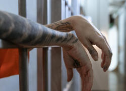 Саратовец кинул камень в сторону полицейского - стал известен приговор