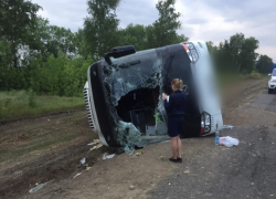 Под Саратовом опрокинулся рейсовый автобус, сообщаем подробности