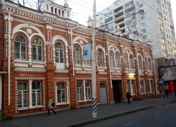 Блогер рассказал о «ценных подвалах» Дома художника и призвал саратовцев его спасти 