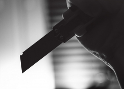 Старший брат пырнул ножом младшего из-за накоплений их пожилой матери