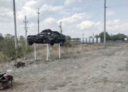 В Саратовской области установили «памятник» автомобилям, попавшим под поезд