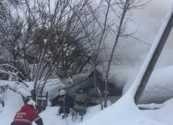 Пожарные с трудом пробрались к горящему дому в Саратове
