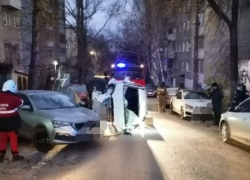 В центре Саратова водитель врезался в припаркованную машину и погиб