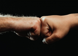 Массовая драка на остановке общественного транспорта в Саратове: полиция ищет участников конфликта 