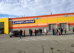 В Саратове вновь эвакуируют ТЦ