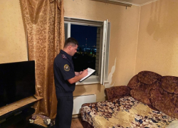 В Энгельсе ребенок выпал из окна 10-го этажа, облокотившись на москитную сетку