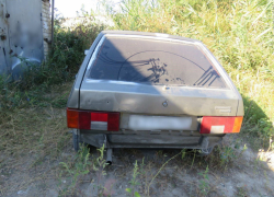 Парень из Саратова угнал машину и бросил ее среди гаражей