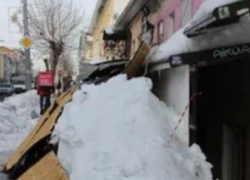 В Саратове из-за снега рухнул козырёк здания, а ранее пострадала 20-летняя девушка 