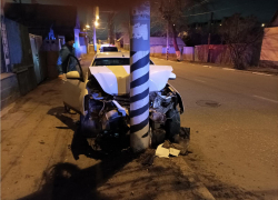 В Энгельсе «Ниссан» врезался в столб, пострадали три человека
