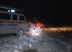 На поле под Саратовом застряли две Нивы с детьми