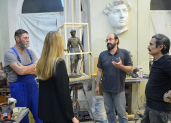 Памятник Петру I: саратовские чиновники посетили мастерскую скульпторов