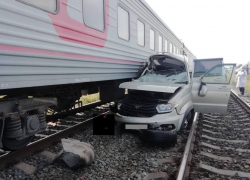 Внедорожник столкнулся с поездом в Саратовской области — трое погибших