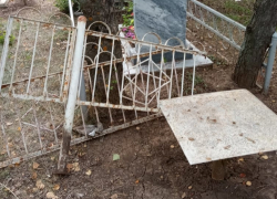 В Саратовской области неизвестные разграбили могилы на городском кладбище
