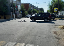 Парня на велосипеде сбили в центре Вольска