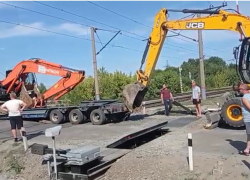 Коммунальщики предотвратили железнодорожную катастрофу на переезде в Саратове