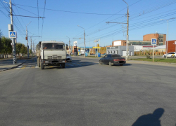 Житель Энгельса угодил под колеса самосвала