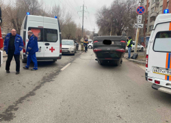 В Саратове столкнулись три машины: иномарка опрокинулась, водитель Lada госпитализирован