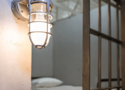 Разыскиваемый за кражу мужчина избил любовницу и попался