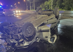 Два взрослых и один ребенок пострадали в перевернувшейся легковушке под Саратовом