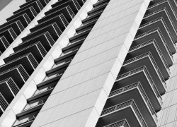 В Энгельсе девушка выпала из окна 25-этажного дома: устанавливаются обстоятельства