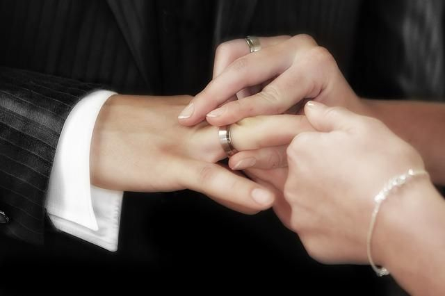 12 саратовских пар планируют вступить в брак в День России