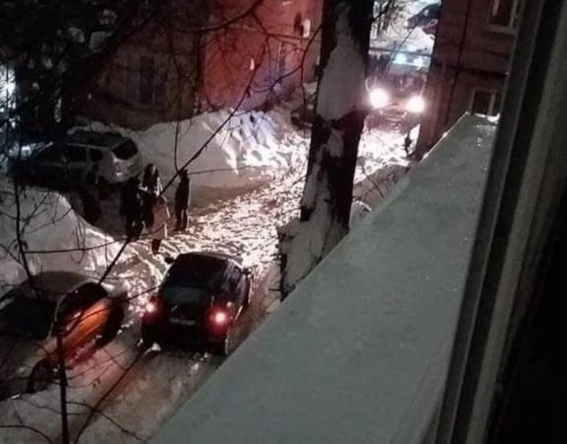 С крыши на Шелковичной на голову женщине рухнул снег со льдом: ее госпитализировали